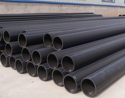Infographic comparing HDPE vs PE pipes on density, pressure rating, applications, and cost for buyers